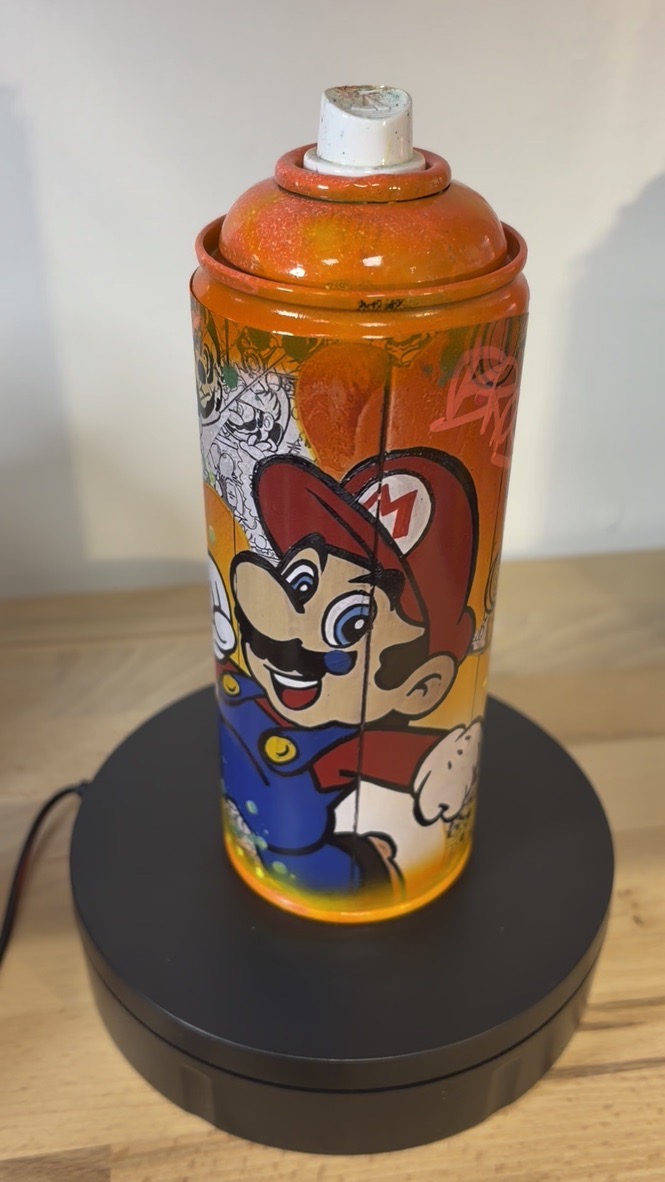 Bombe de peinture customisée par Vincent STREIFF