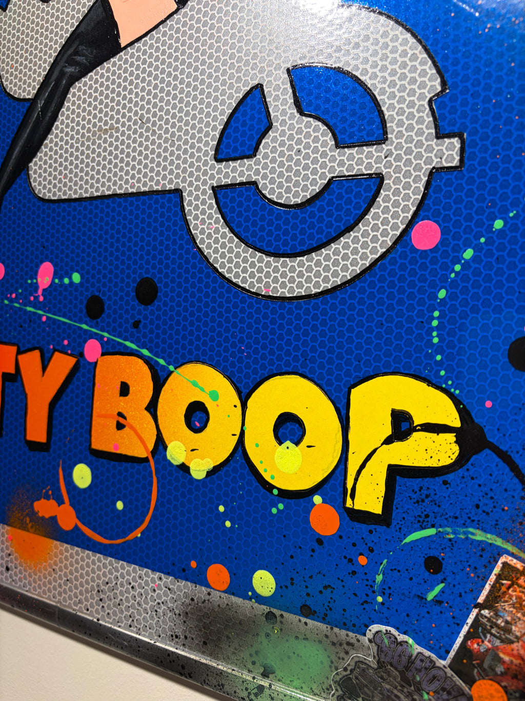 Panneau Betty Boop — détail des éclaboussures de peinture