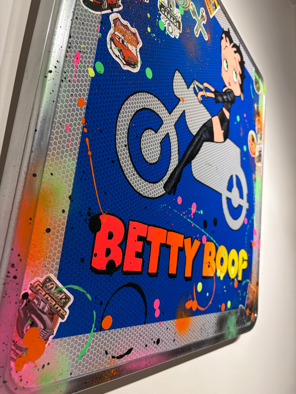 Panneau Betty Boop — vue accrochée au mur