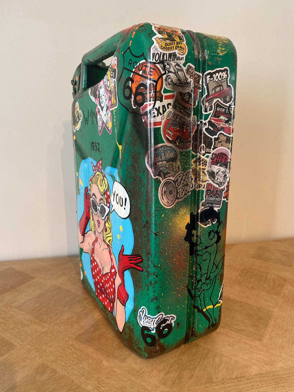 Bidon ancien acier Pop art HOT ROAD et PINUP