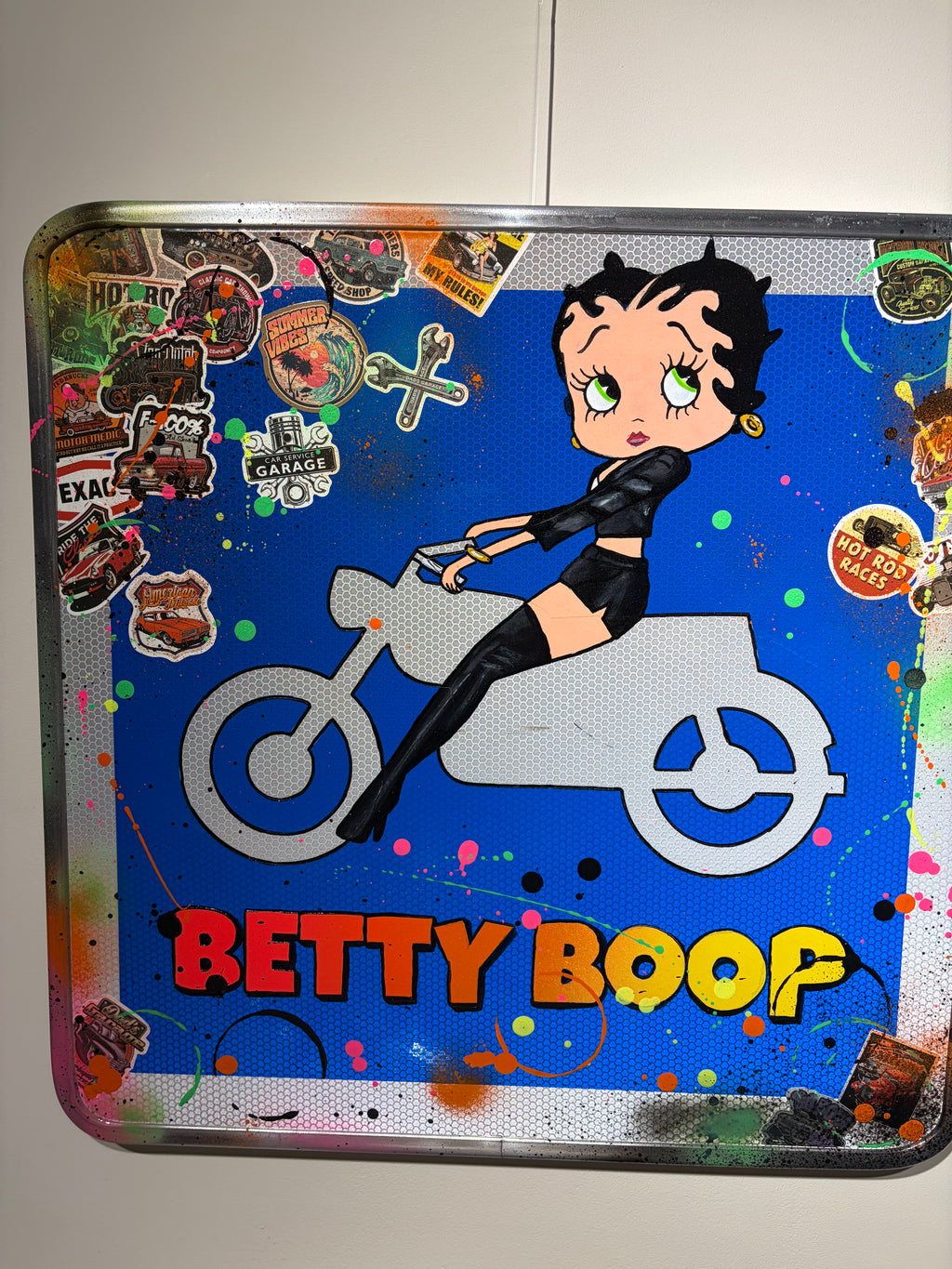 Panneau Betty Boop — détail des stickers de garage vintage