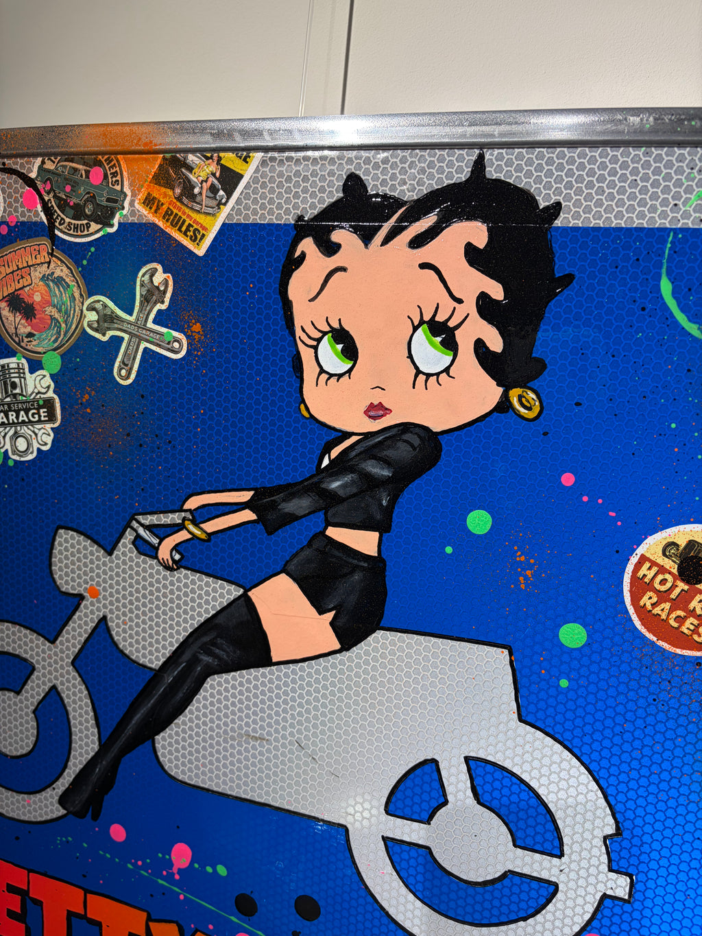 Panneau Betty Boop — détail du visage et de la moto