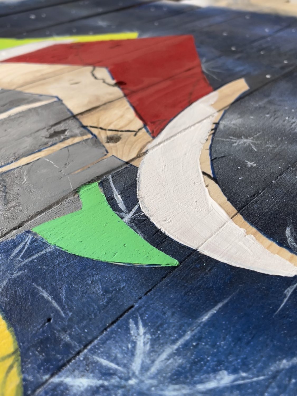 Détail d'un tableau pop art de Vincent Streiff peint sur bois de palette recyclé