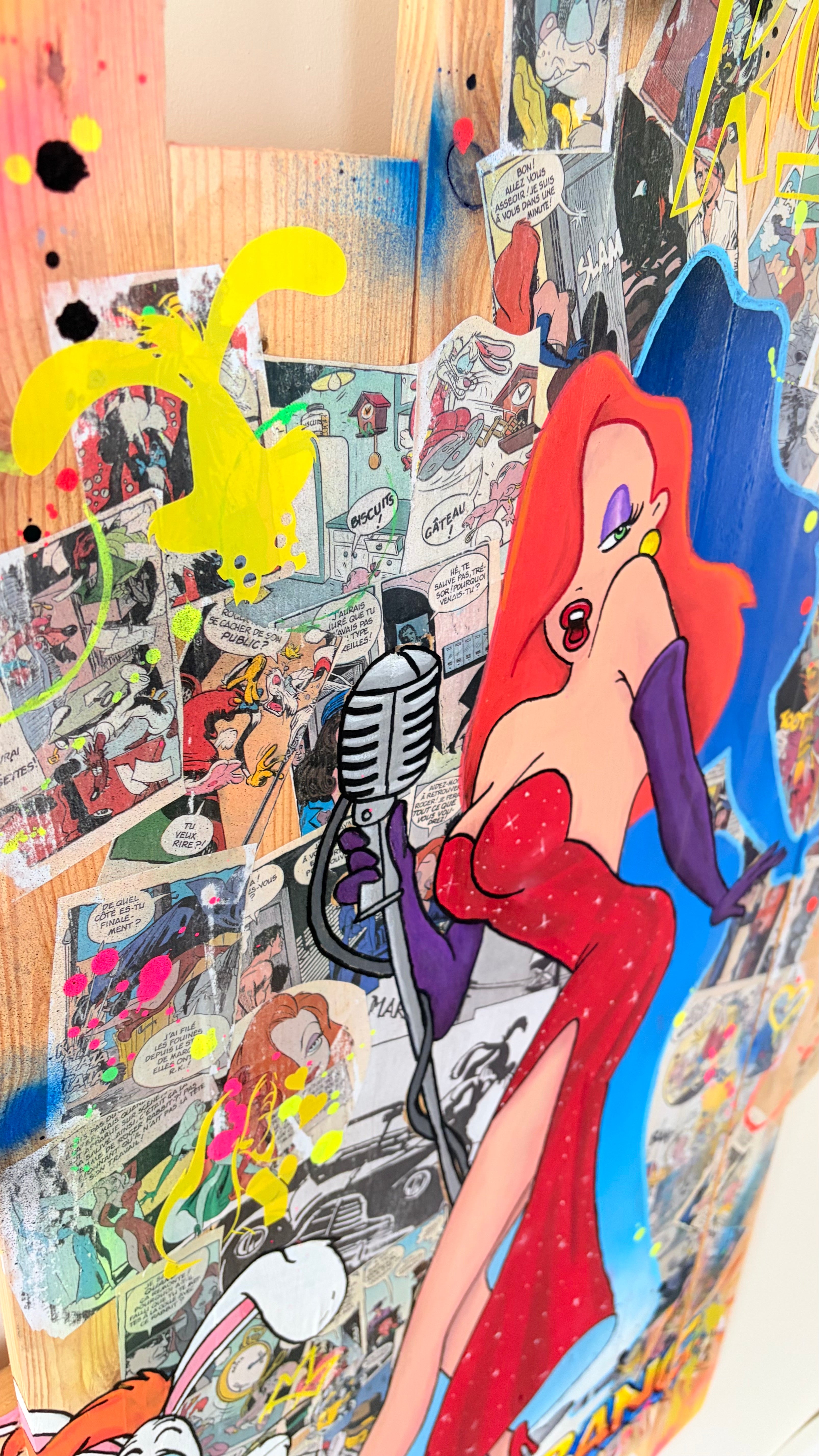 Tableau Jessica Rabbit et Roger de Vincent Streiff — vue latérale montrant l'épaisseur du bois recyclé et la signature au dos