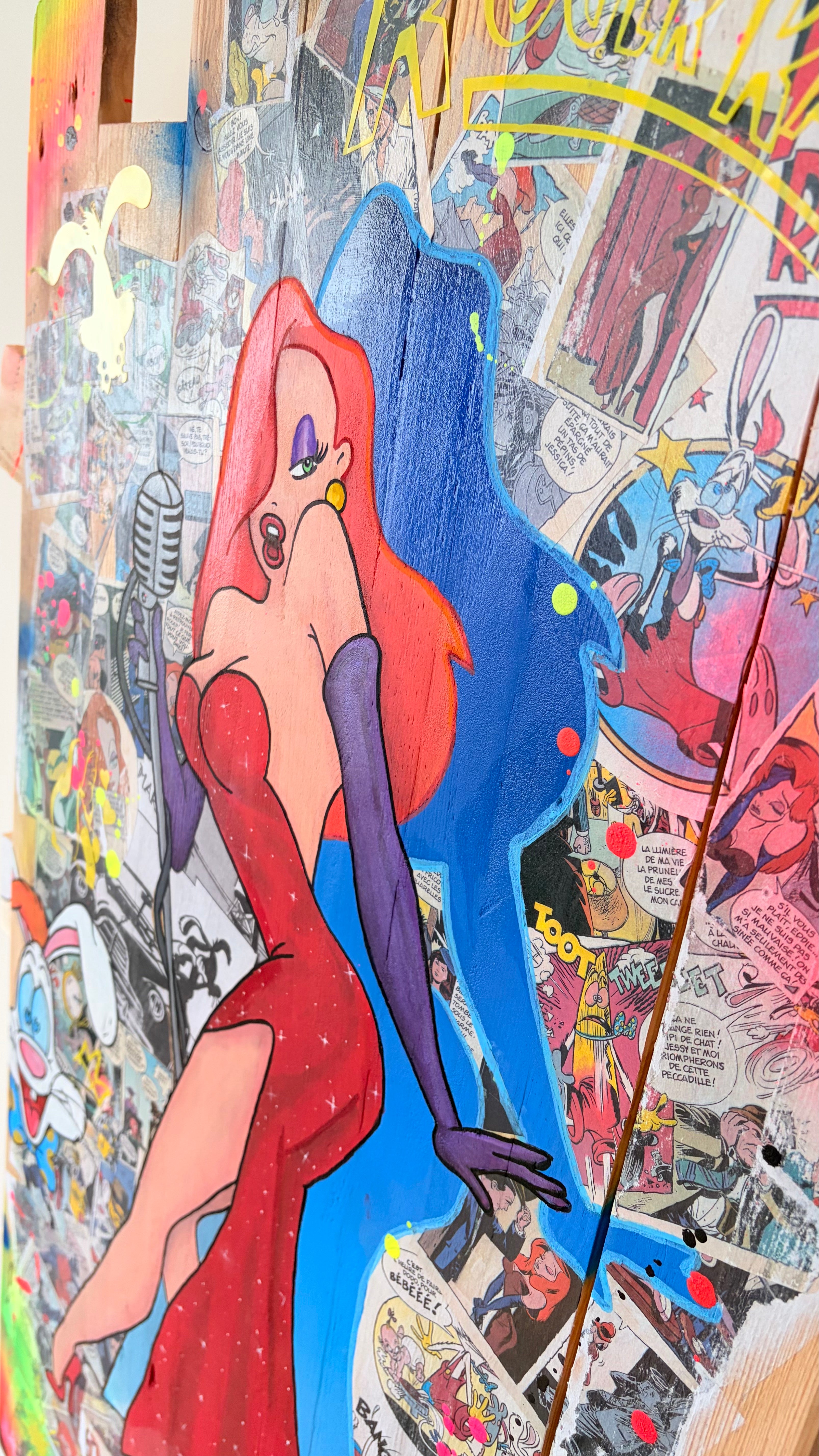 Tableau Jessica Rabbit et Roger de Vincent Streiff — détail texture bois et éclaboussures de peinture