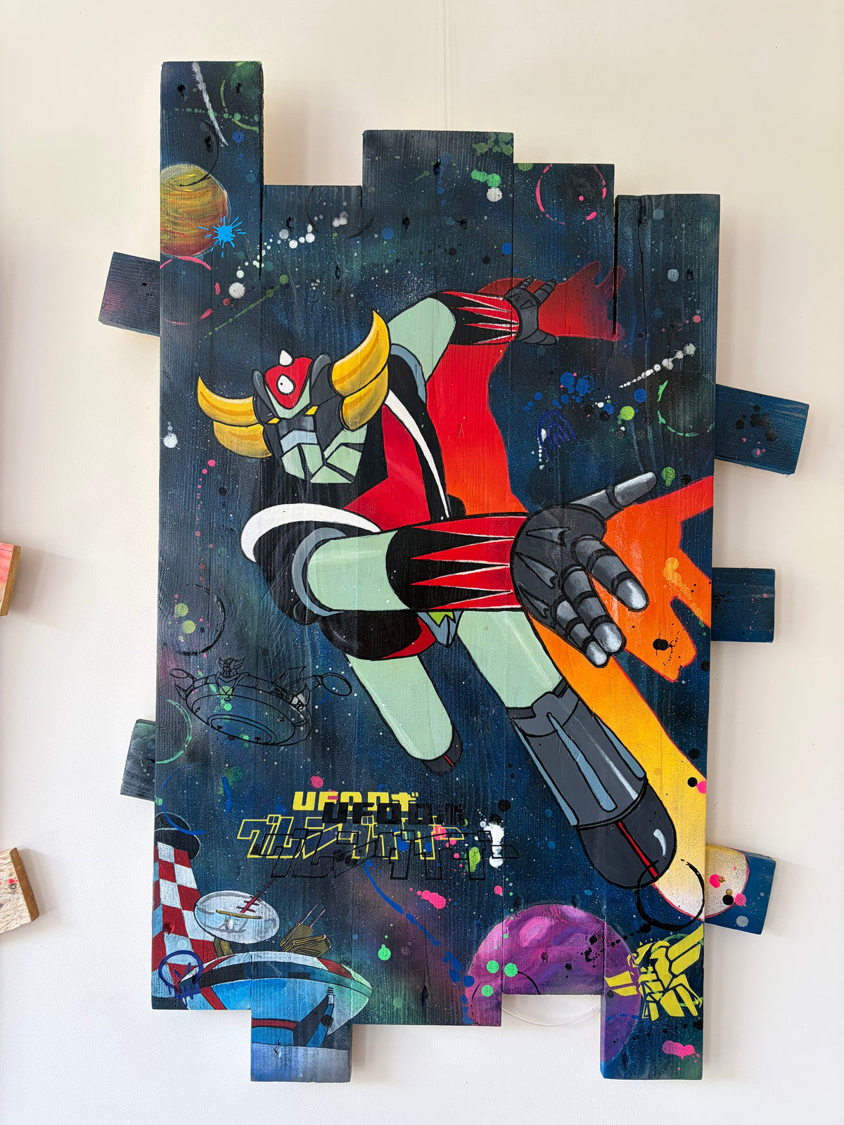 Tableau Goldorak 2026 de Vincent Streiff — vue en angle montrant le relief du bois de palette recyclé