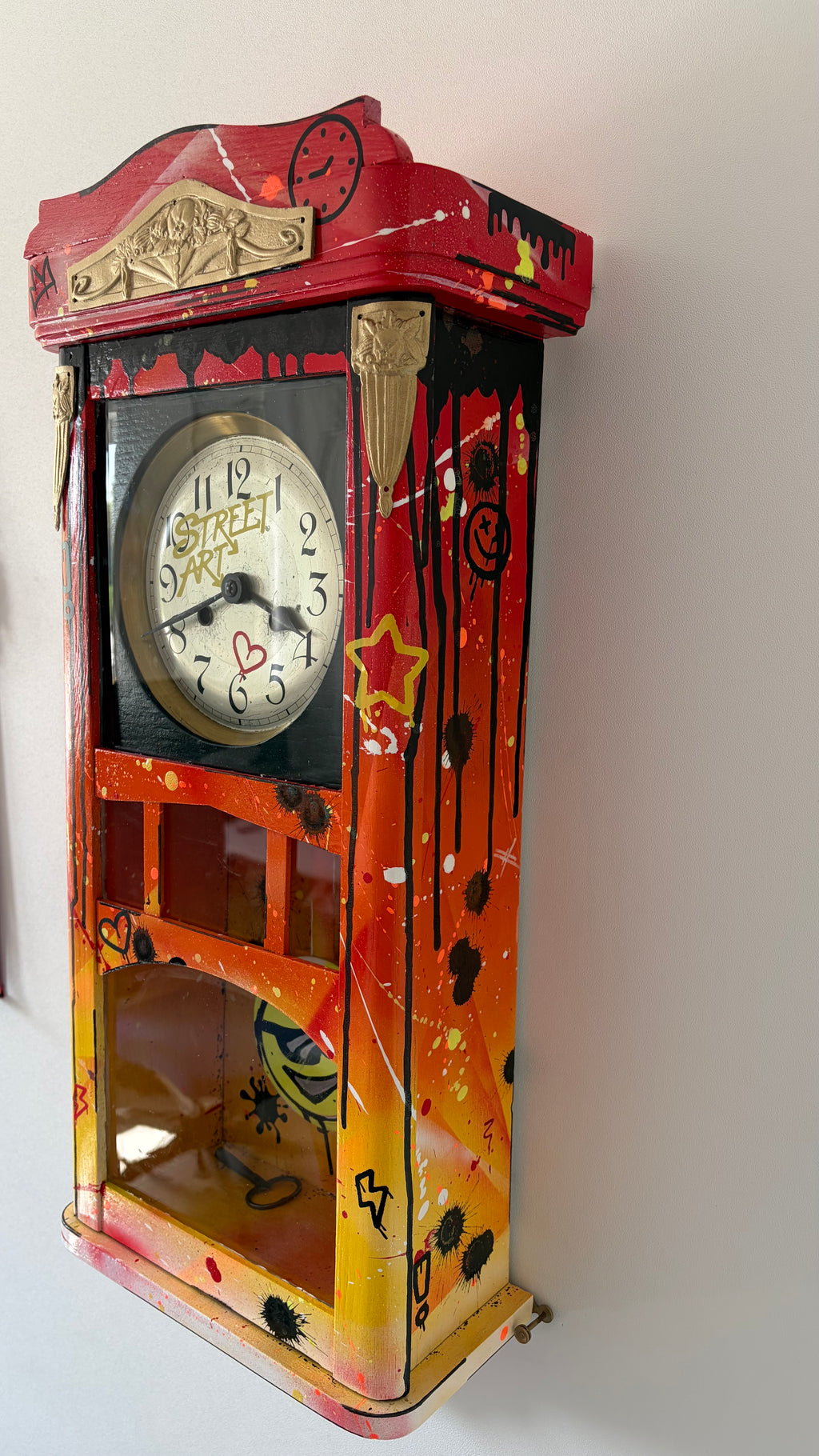Pendule Street Art customisée — détail du cadran et des tags à la bombe