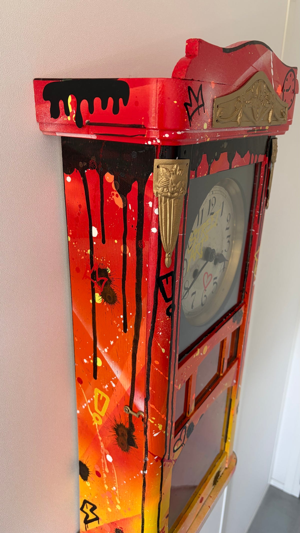 Pendule Street Art customisée — détail des éclaboussures de peinture et du dégradé de couleurs