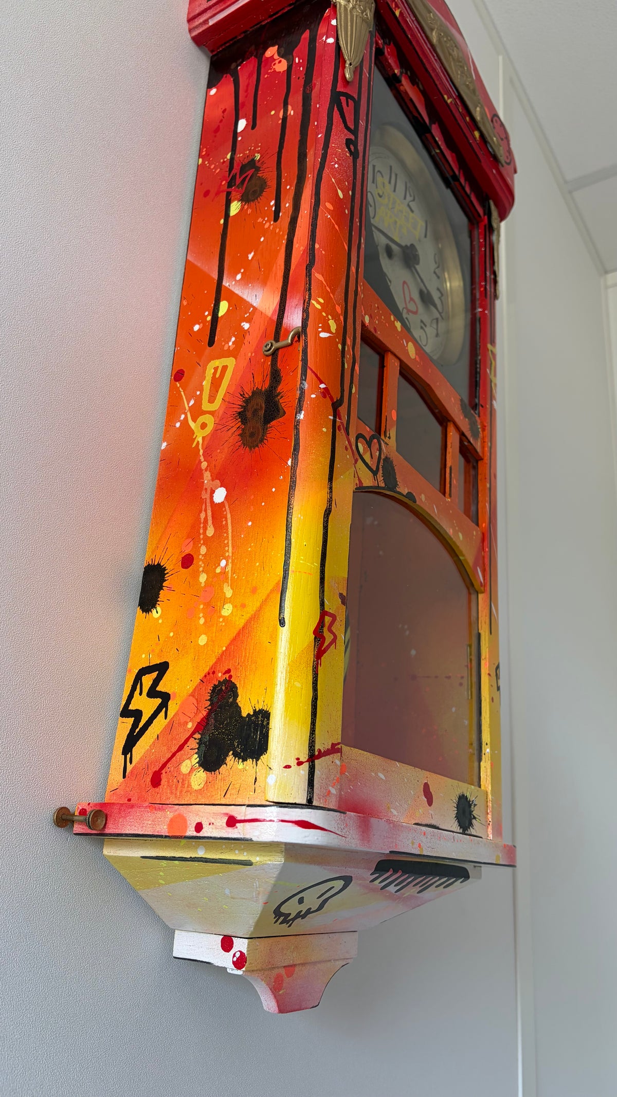 Pendule Street Art customisée — vue latérale montrant la profondeur du boîtier en bois