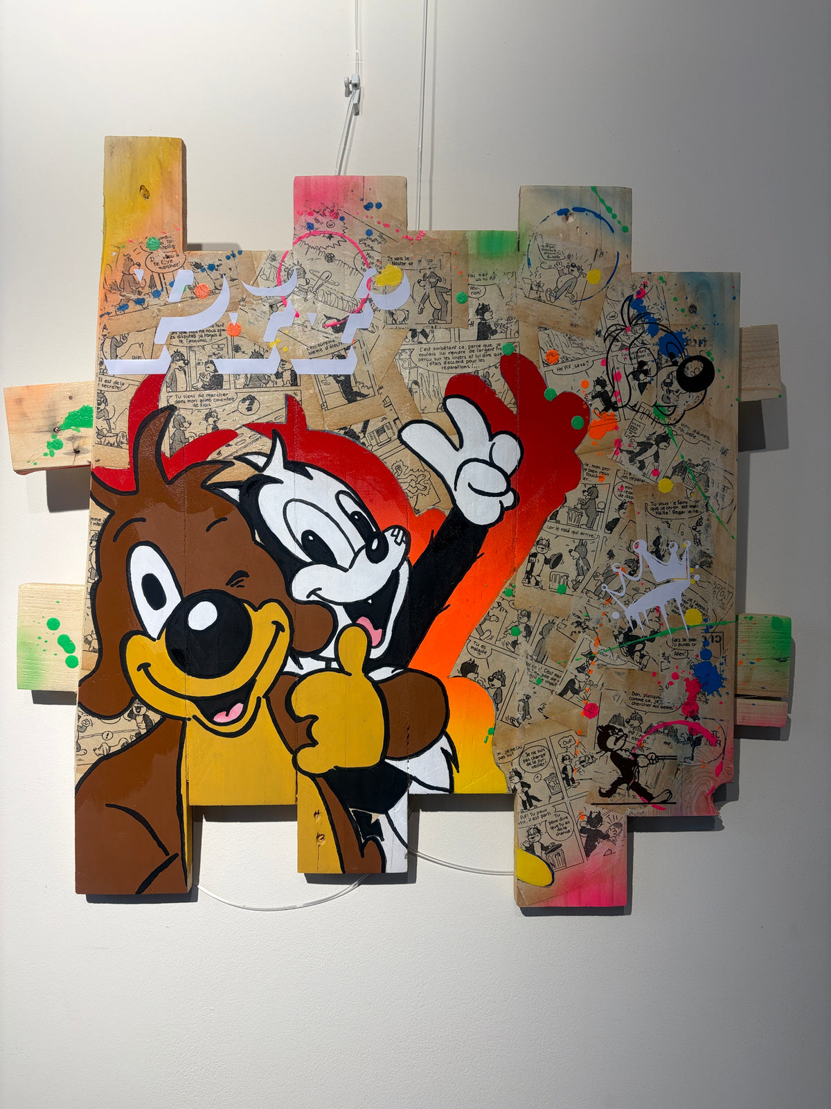 Pif et Hercule — vue en angle montrant le relief du bois recyclé