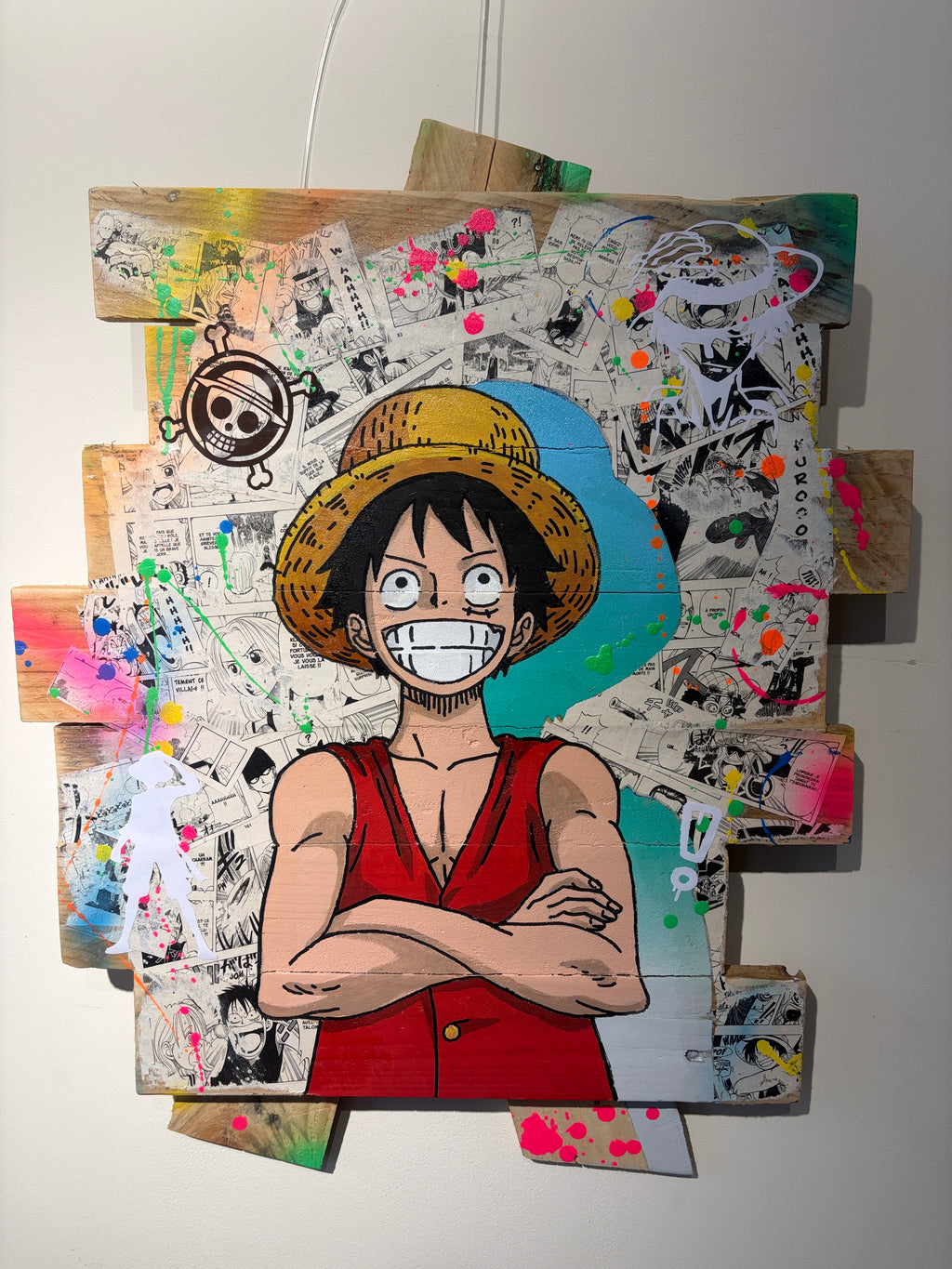 Luffy One Piece — vue en angle montrant le relief du bois recyclé