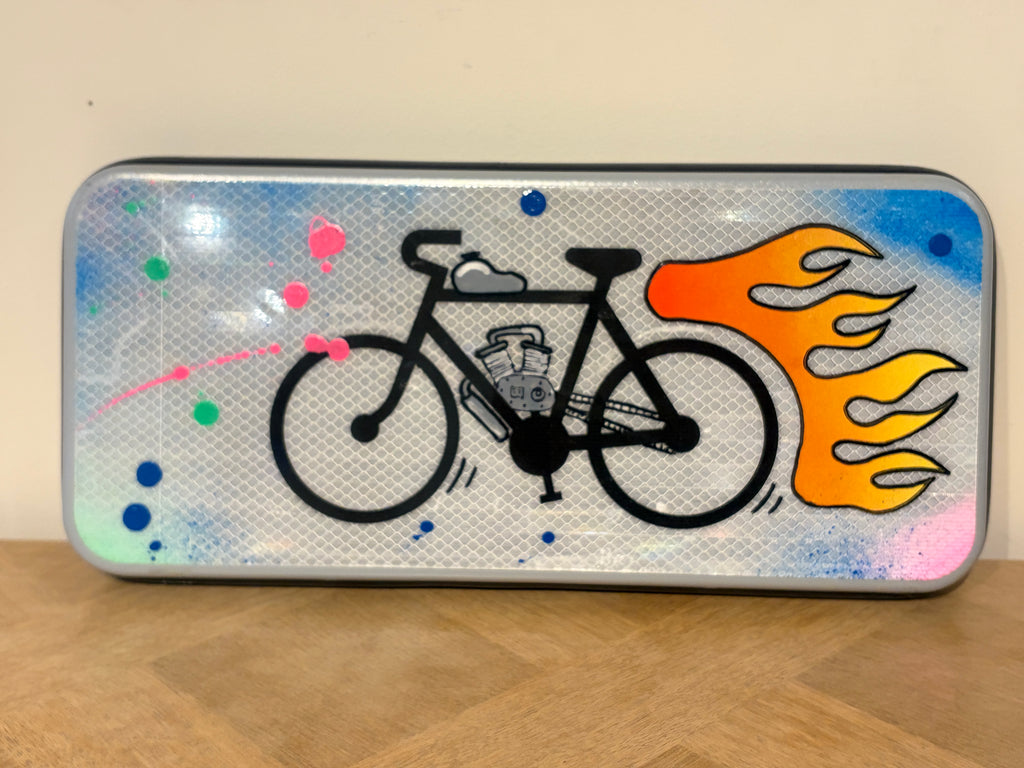 Panneau routier vélo moteur — vue en angle