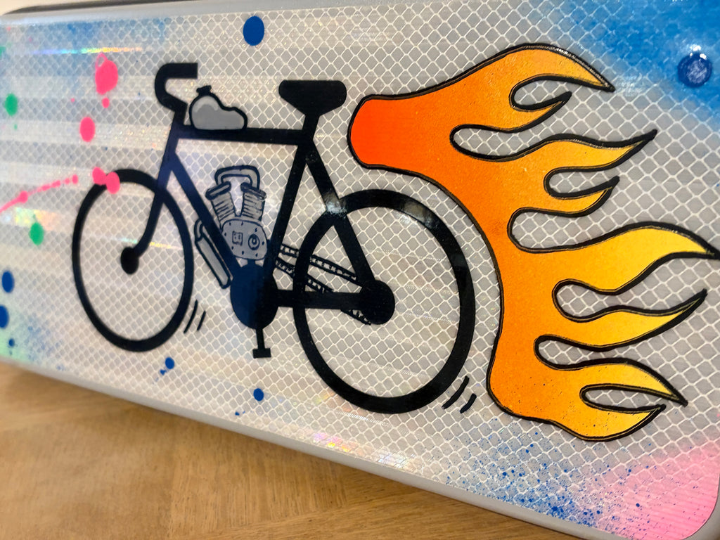Panneau routier vélo moteur — détail des flammes peintes