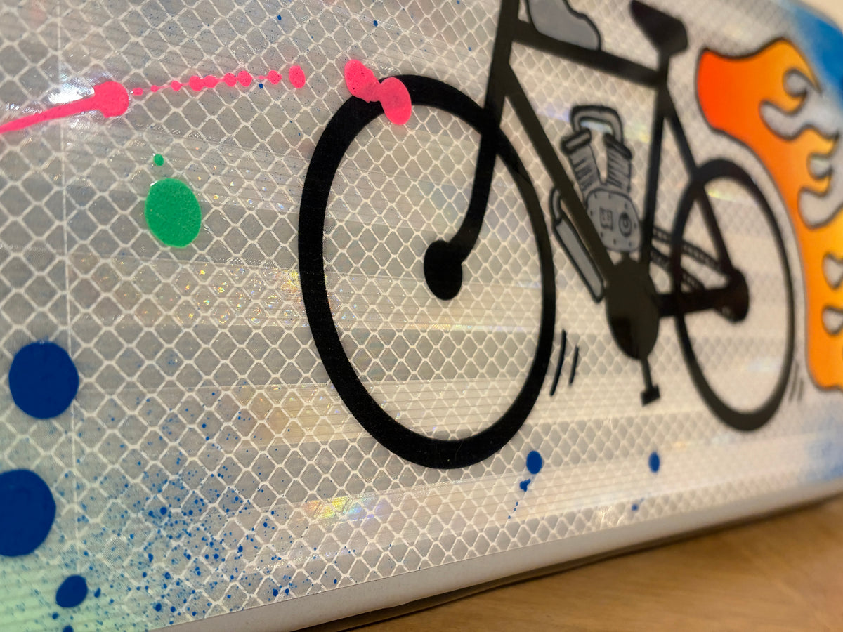 Panneau routier vélo moteur — détail des éclaboussures de peinture