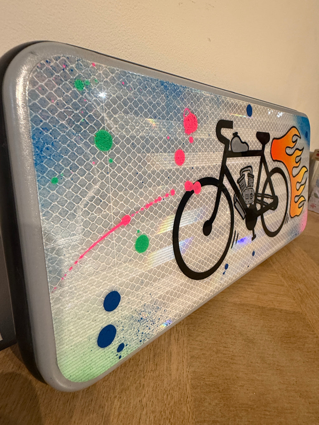 Panneau routier vélo moteur — vue d'ensemble sur fond neutre