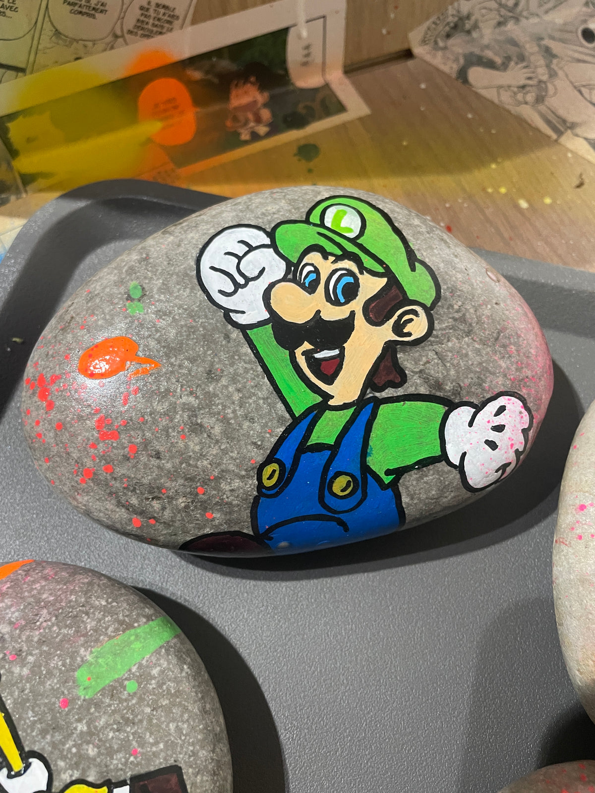 Galet peint pop art Luigi (Mario) par Vincent Streiff