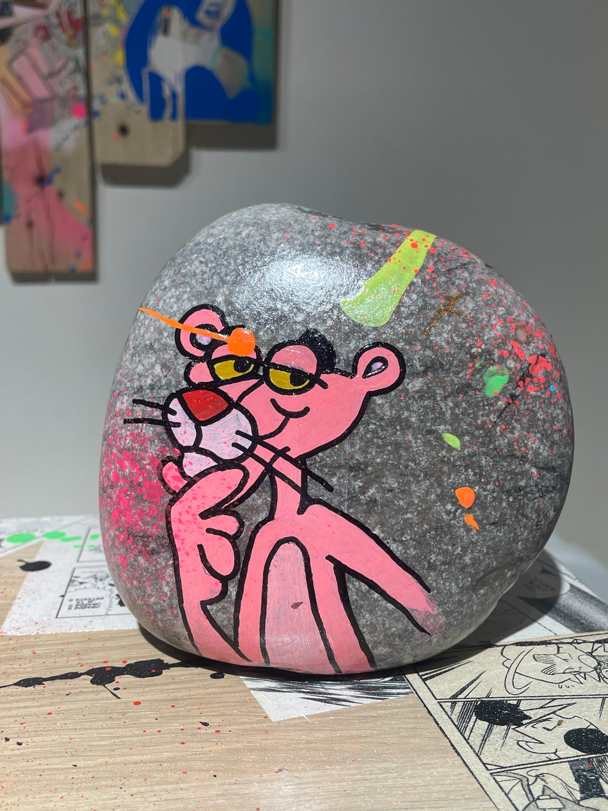 Galet peint pop art — détail du motif peint à la main