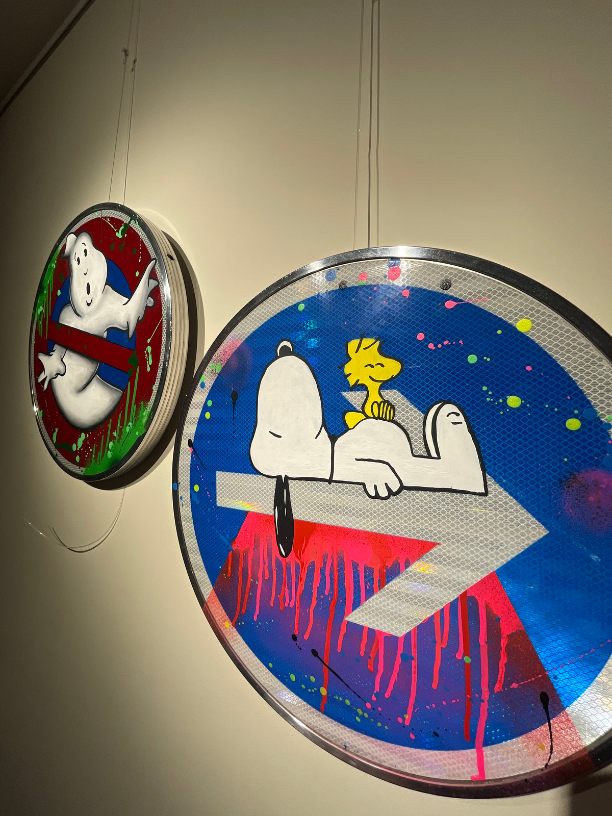 Panneau rond Snoopy et Woodstock — vue d'ensemble sur fond neutre