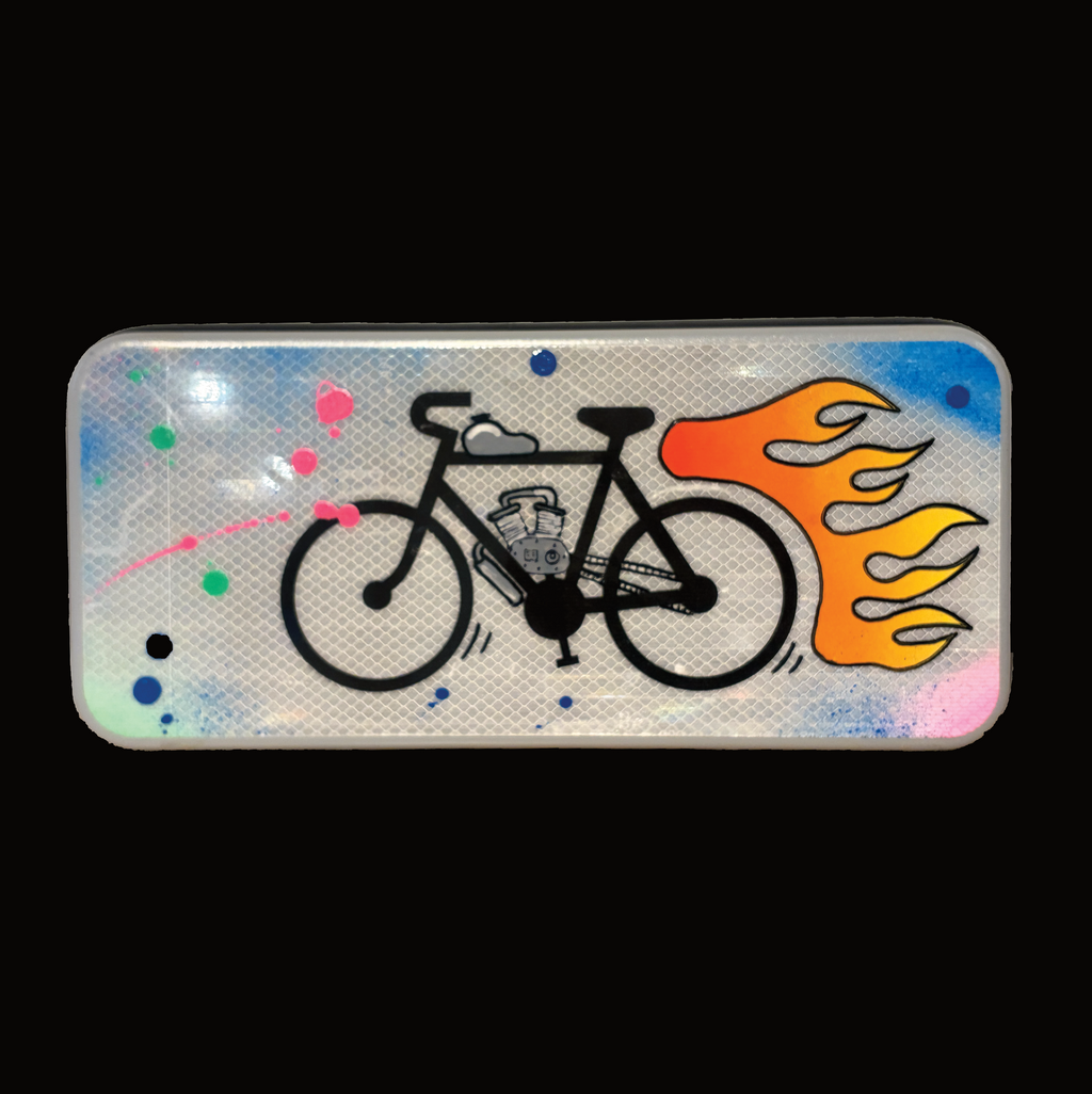 Panneau routier customisé vélo moteur par Vincent Streiff — vue de face